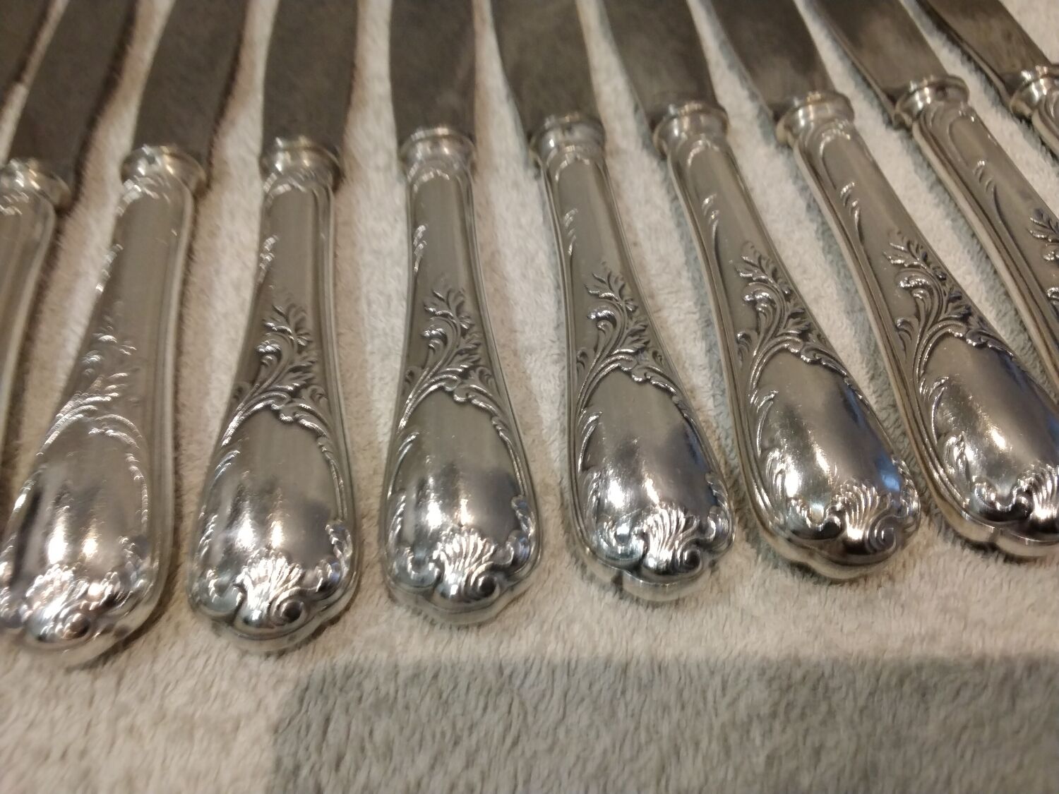 12 couteaux de table en métal argenté orfèvre Christofle Marly