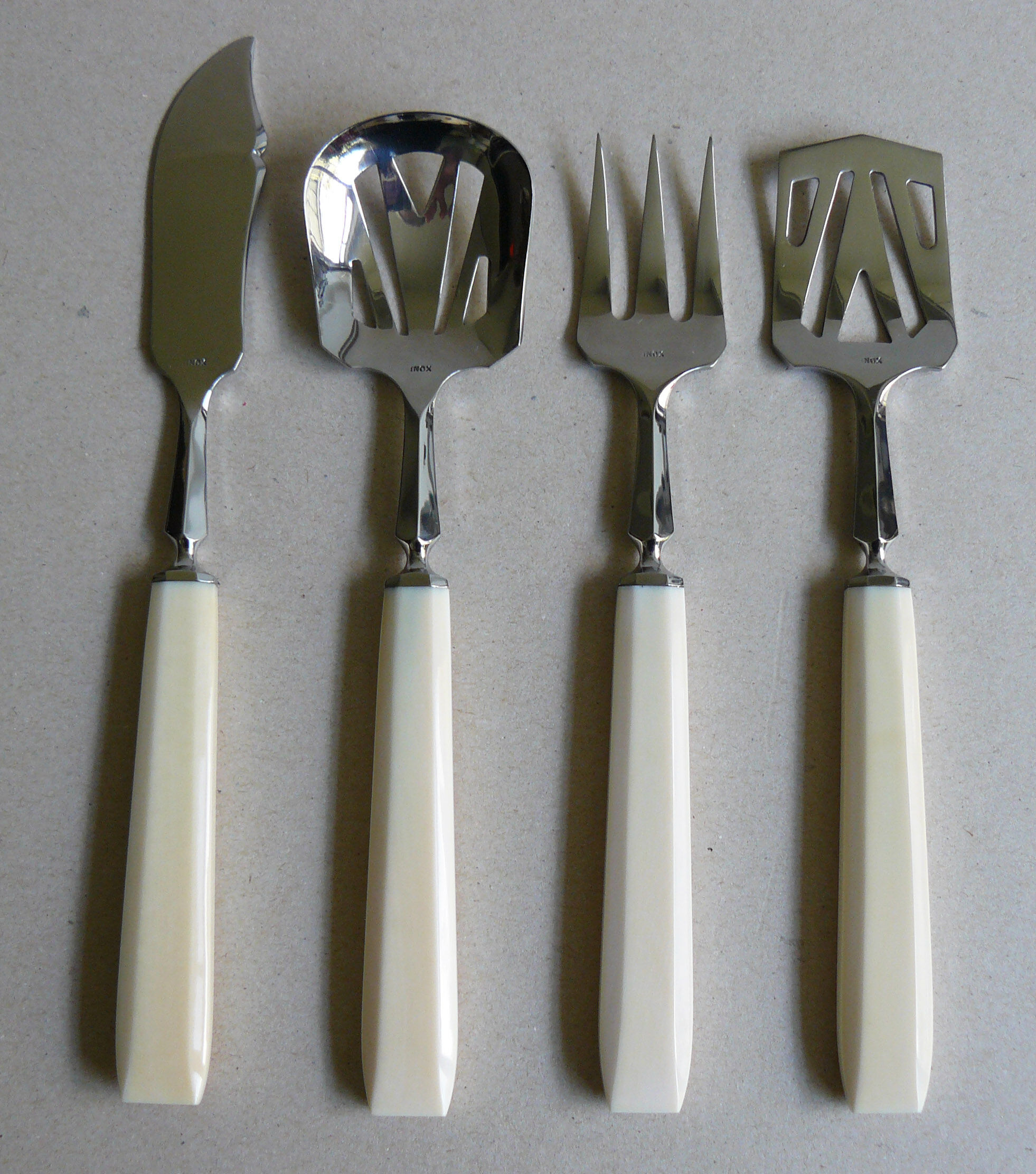 Housewife of Bakelite knives and service cutlery
