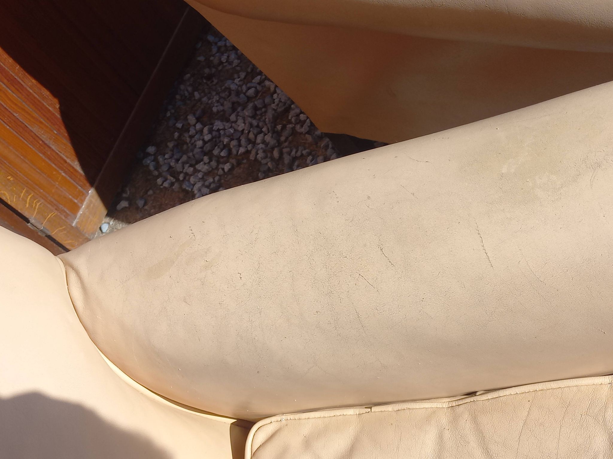 Pair of 1930s club armchairs in ivory leather.