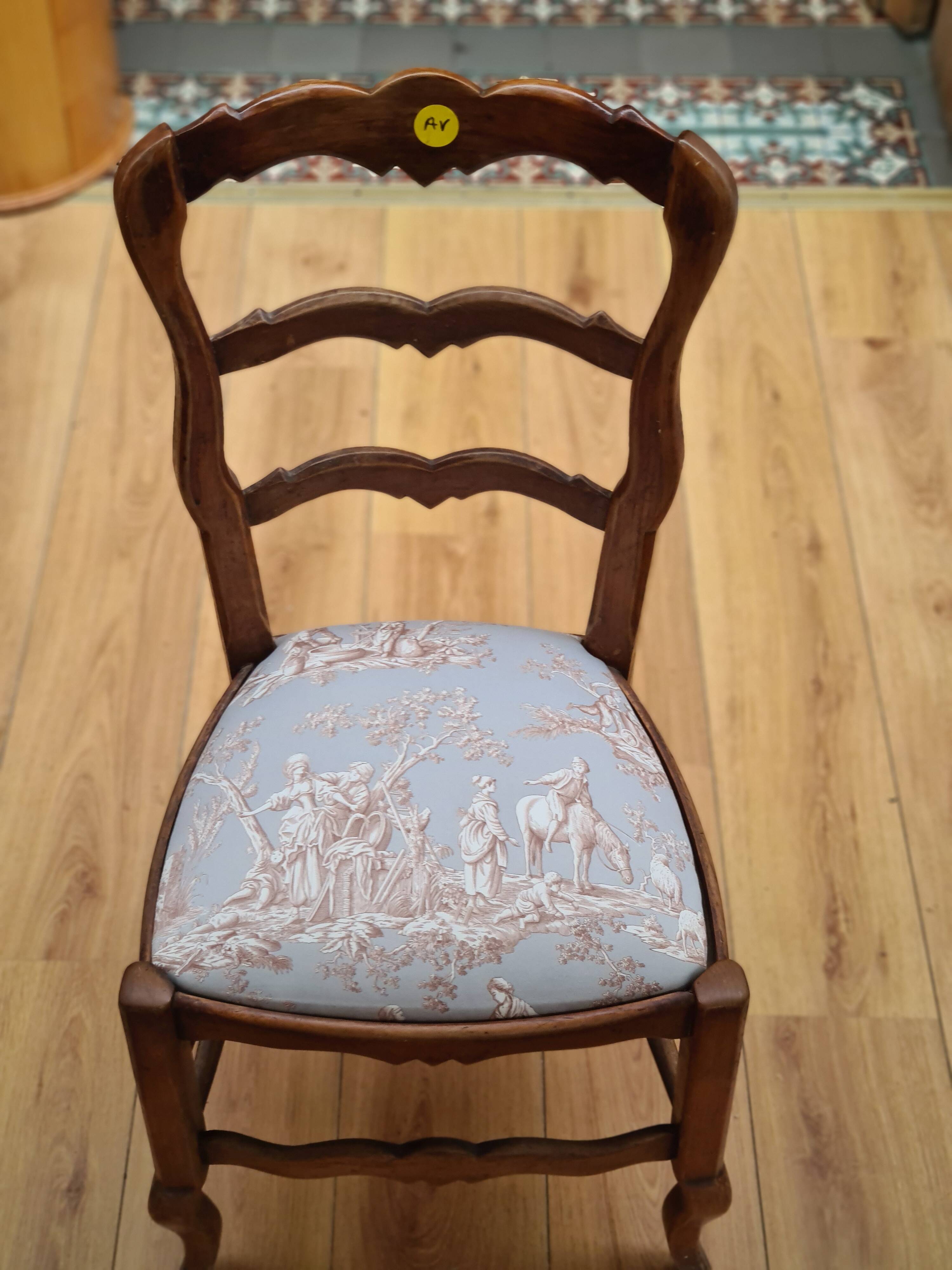 Chaises en merisier recouverte de Toile de Jouy