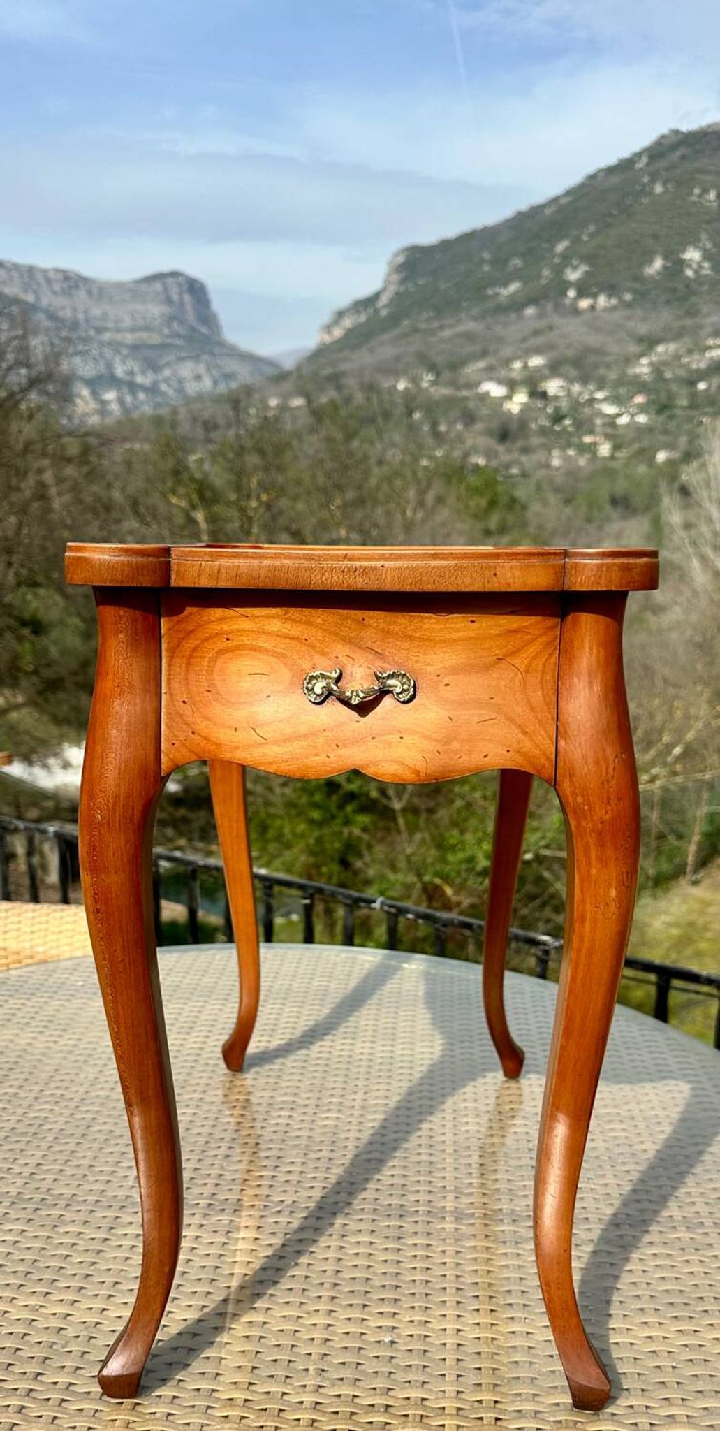 Small flying table in Louis XV style, 20th century.