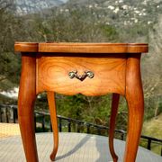 Small flying table in Louis XV style, 20th century.