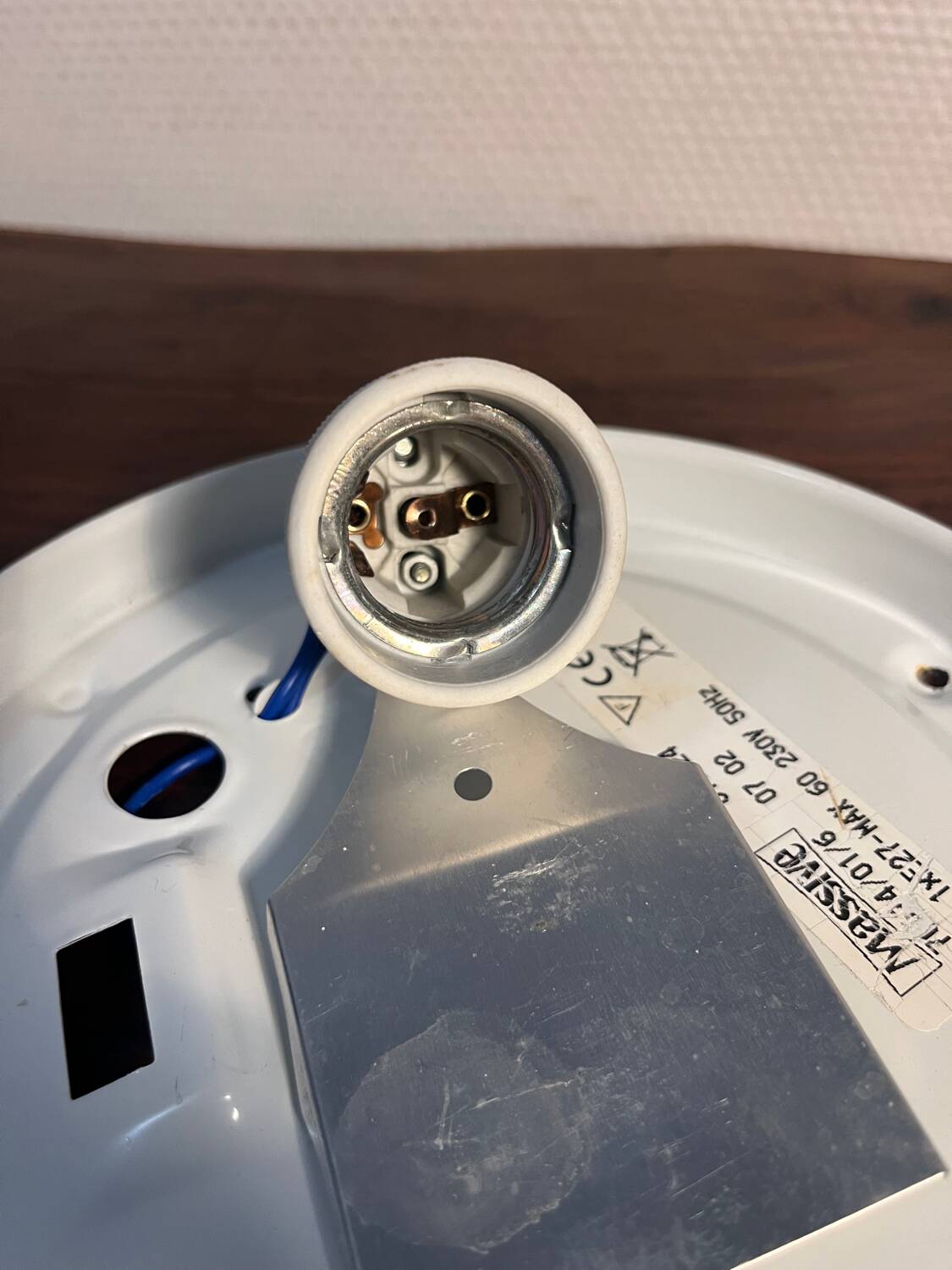 Ceiling light in bubbled chiseled glass with porcelain socket