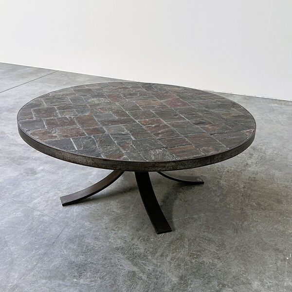 Table basse en mosaïque de pierre ardoise ronde des années 1970 avec base en métal sculptural.