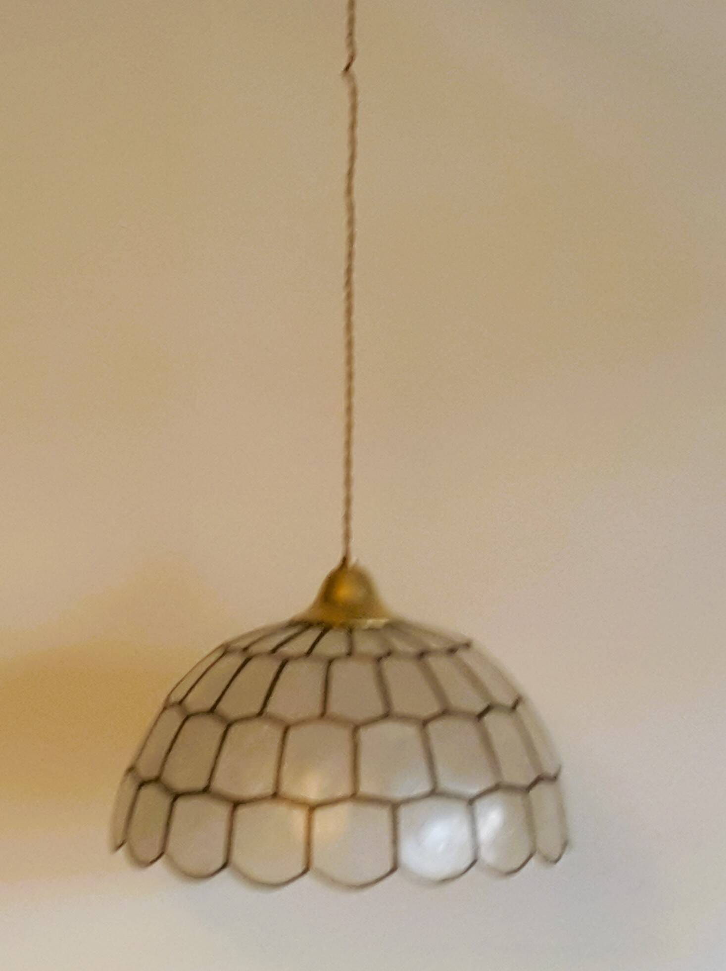 Belle suspension en nacre et laiton de style Tiffany. D:35 cm H25 cm- Fil