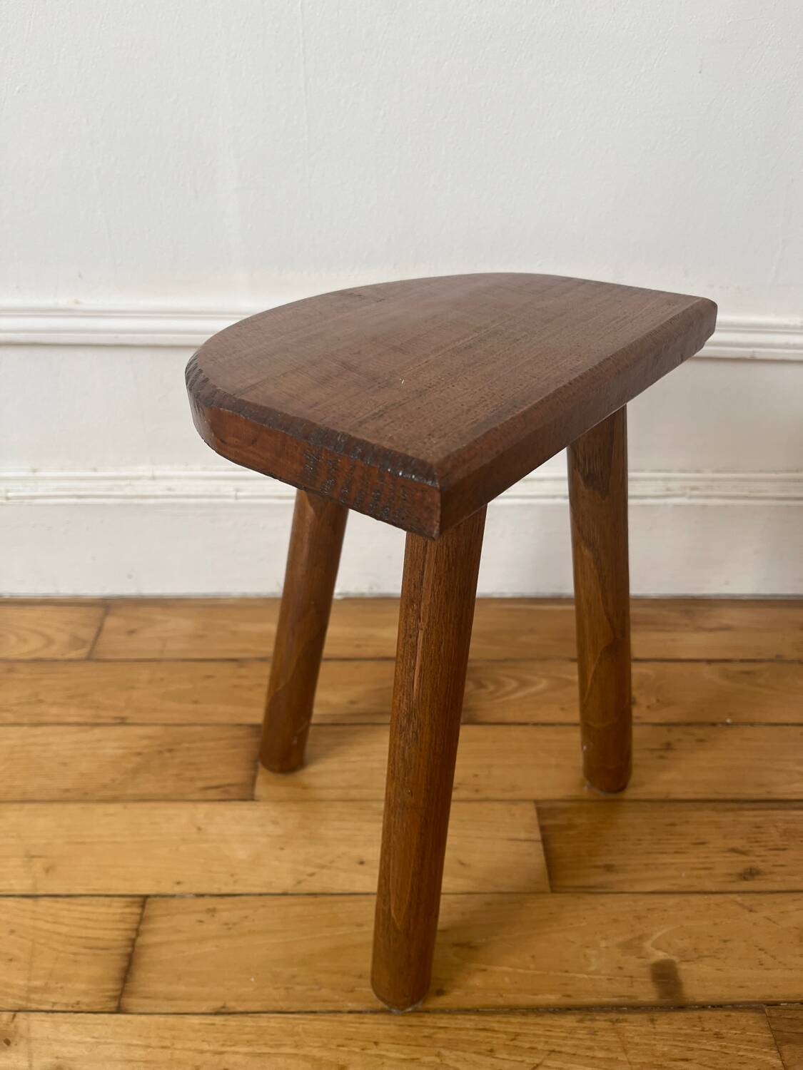 Tabouret tripode demi-lune