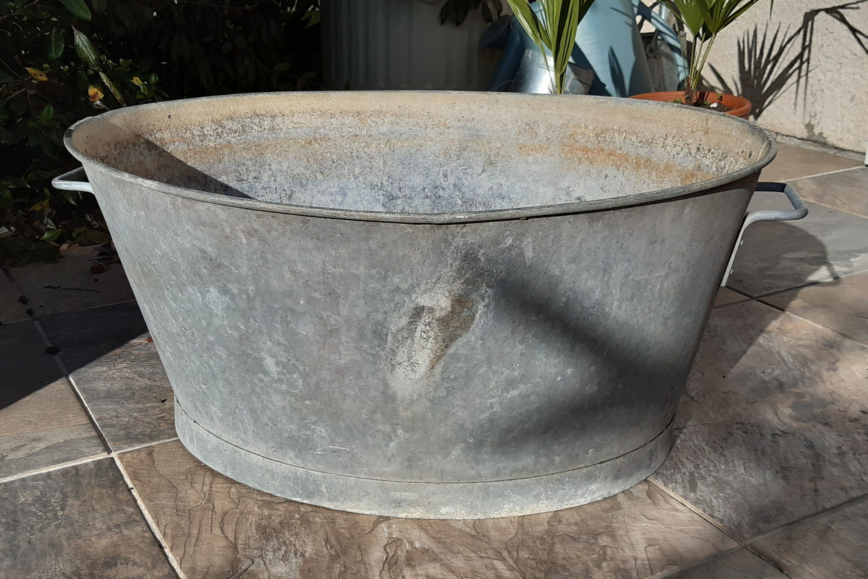 Beautiful and large old basin, 70-litre zinc vat.