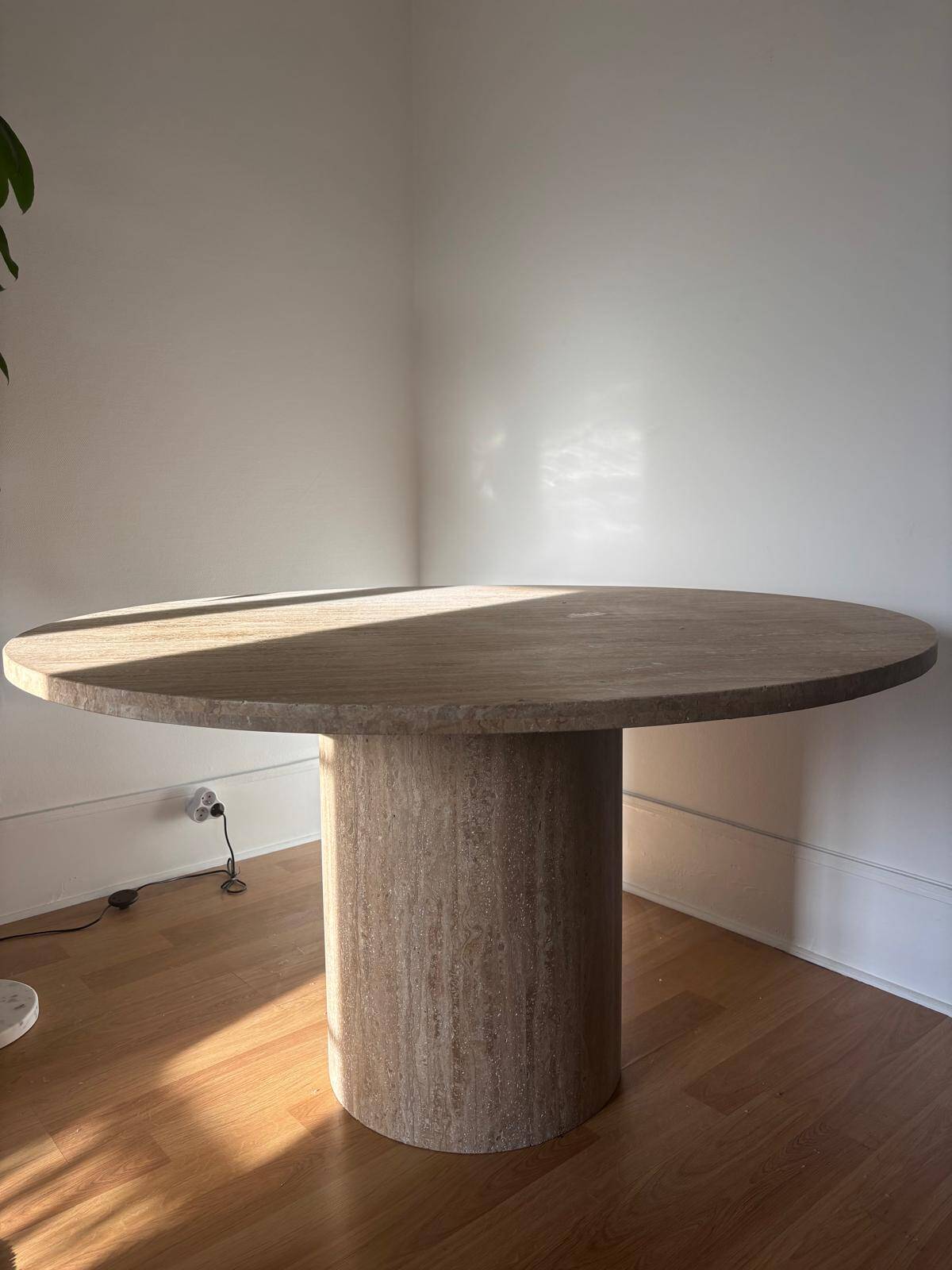 Table ronde en travertin