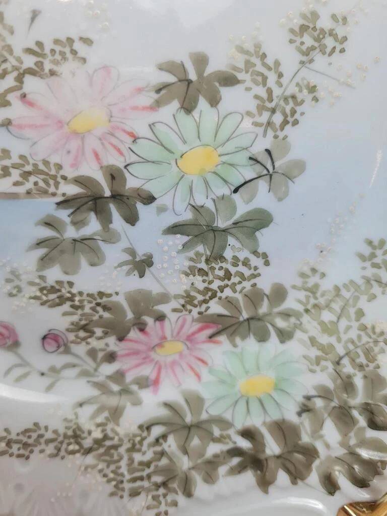 Set of 2 antique plates with Japanese-style hand-painted decoration – relief & gilding