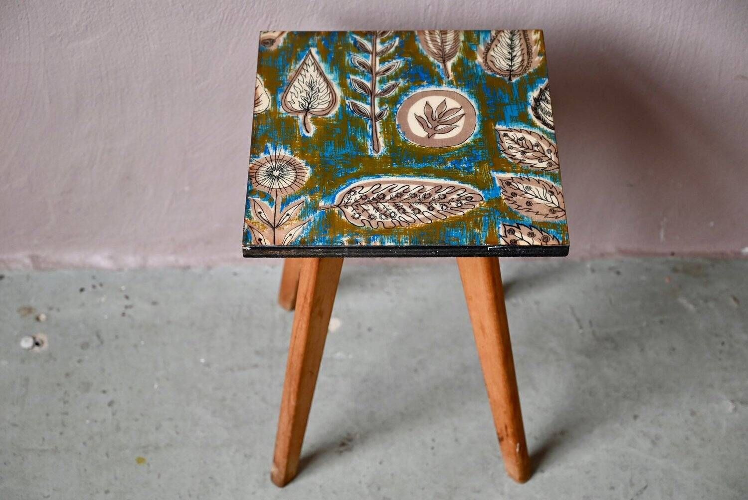 Plant stand side table 1970s Scandinavian patterns with tapered legs.