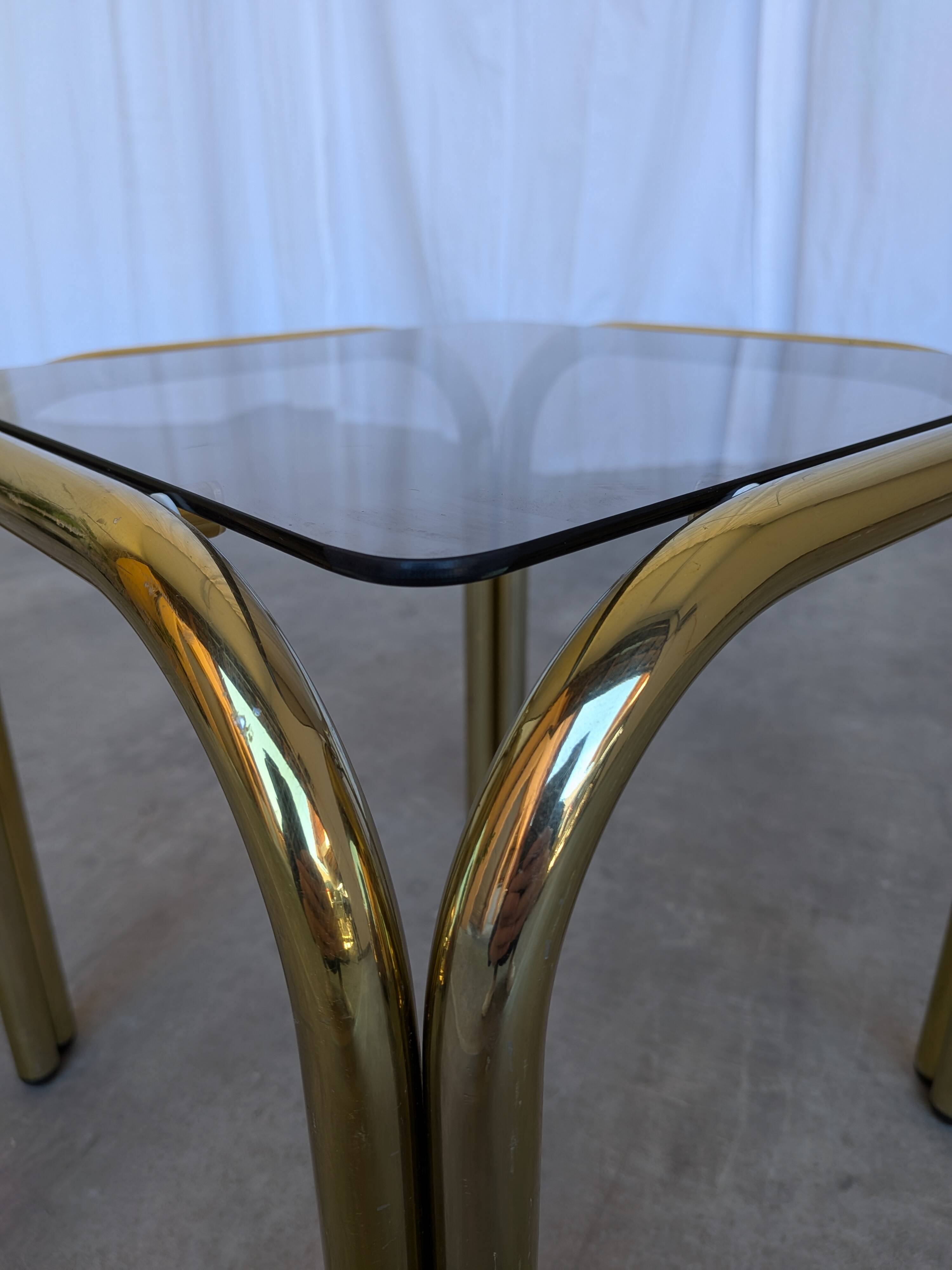 Table basse vintage en laiton et verre fumé / Moderne italien du milieu du siècle