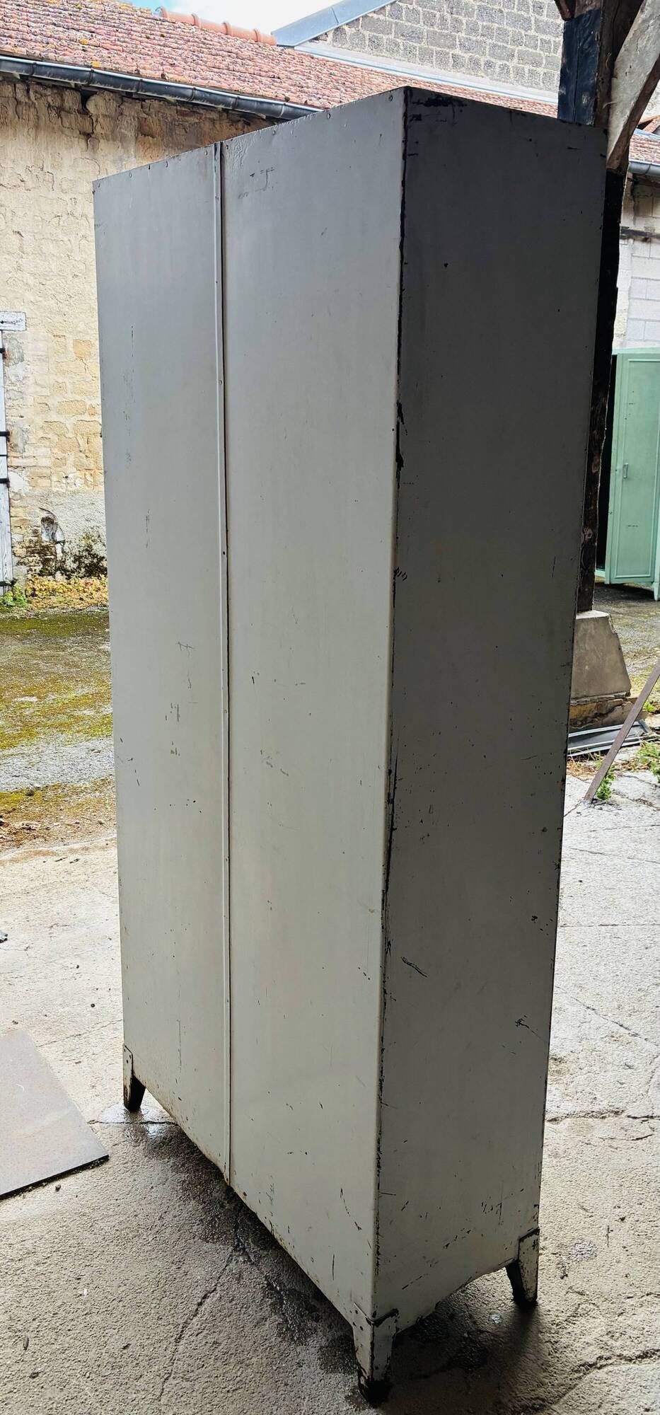 Armoire industrielle d’atelier en métal riveté - vintage 1960