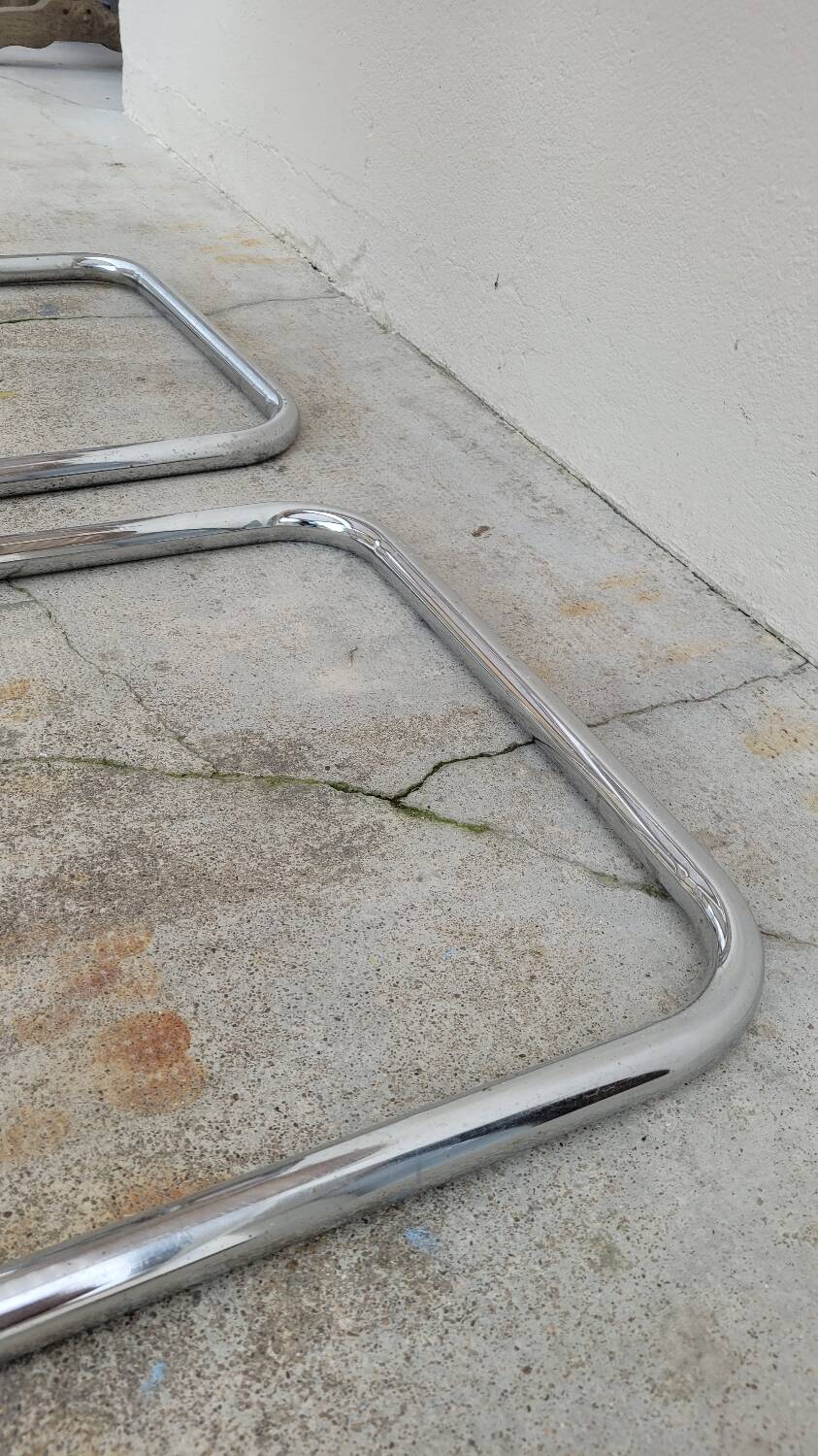 Paire de chaises Marcel Breuer modèle B32 signé Italy.