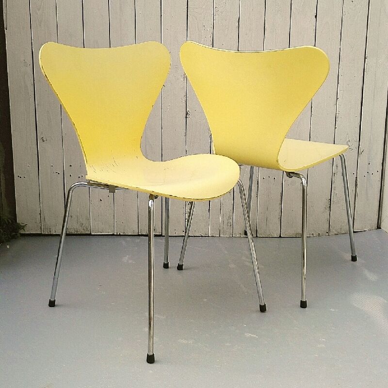 Pair of Arne Jacobsen chairs for Fritz Hansen design 2001