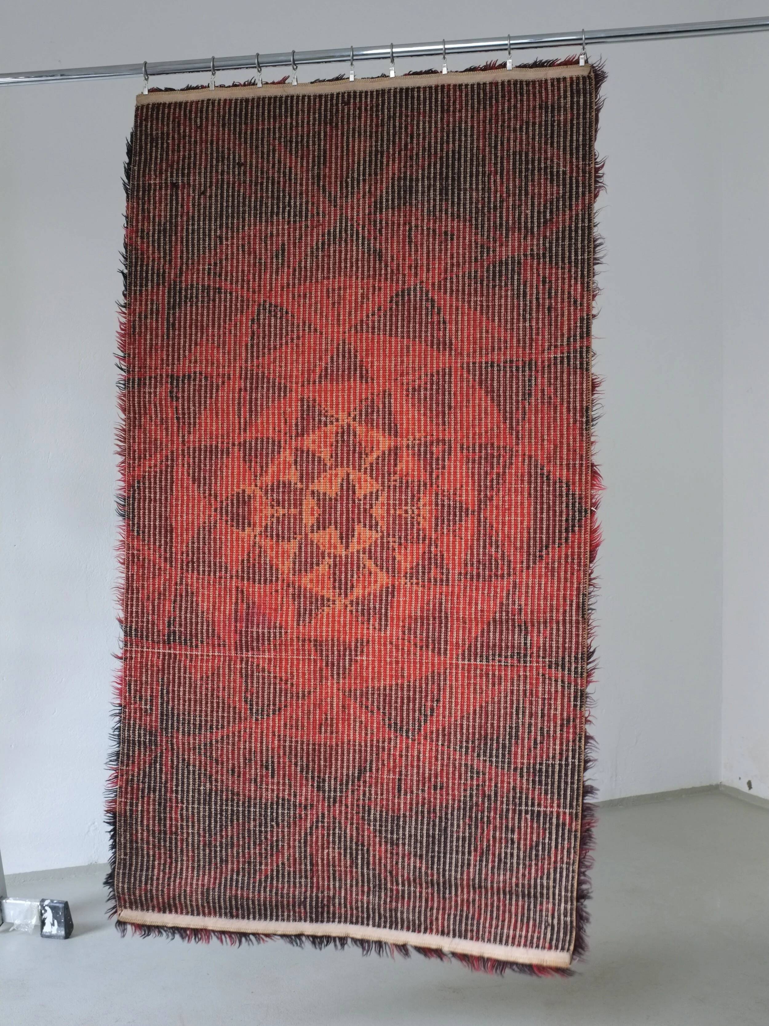 Tapis rya abstrait en laine rouge, style milieu du siècle | Suède | Années 1960