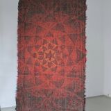 Tapis rya abstrait en laine rouge, style milieu du siècle | Suède | Années 1960