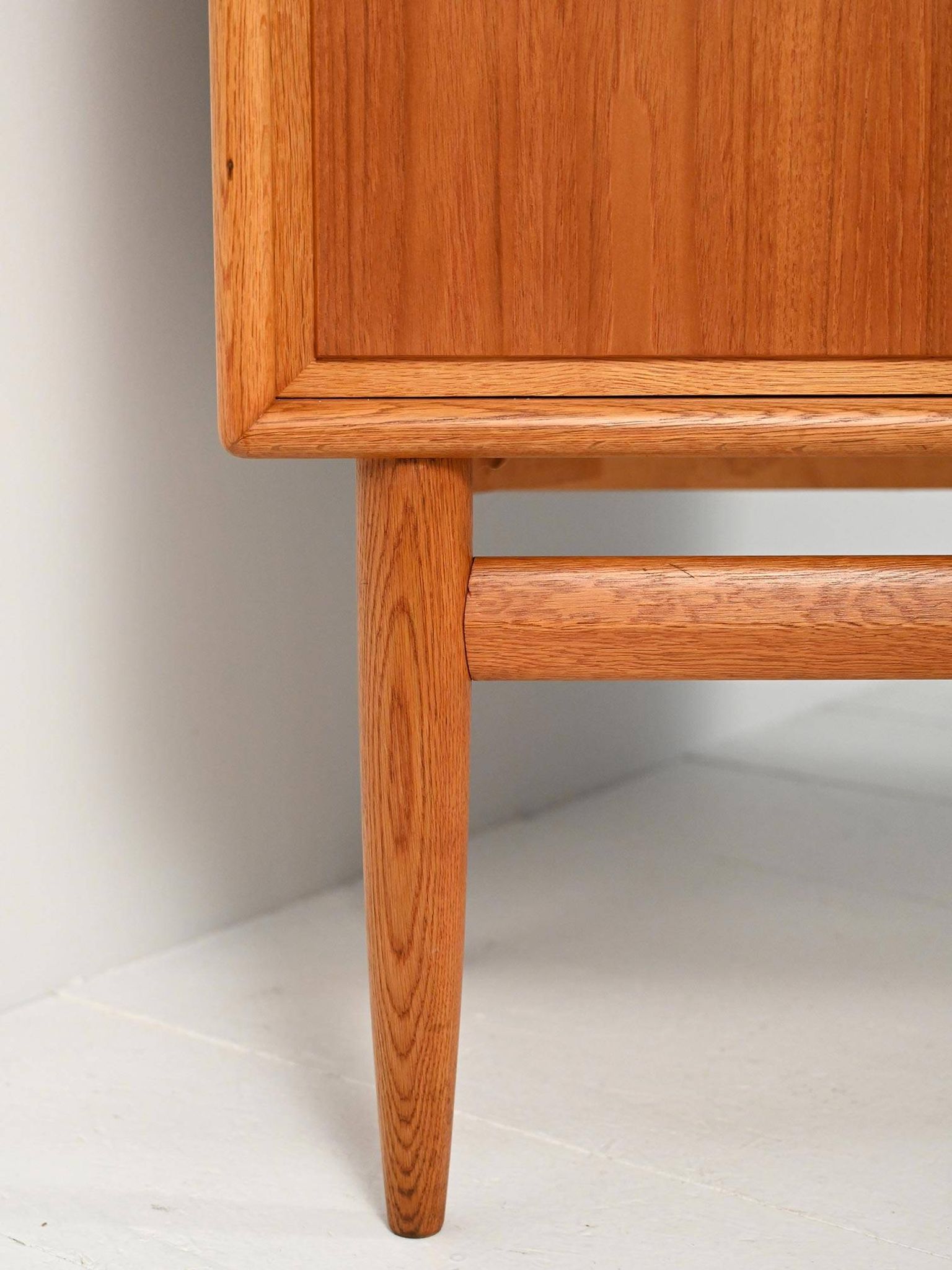 Buffet haut scandinave, années 1950/60, chêne et teck, trois portes