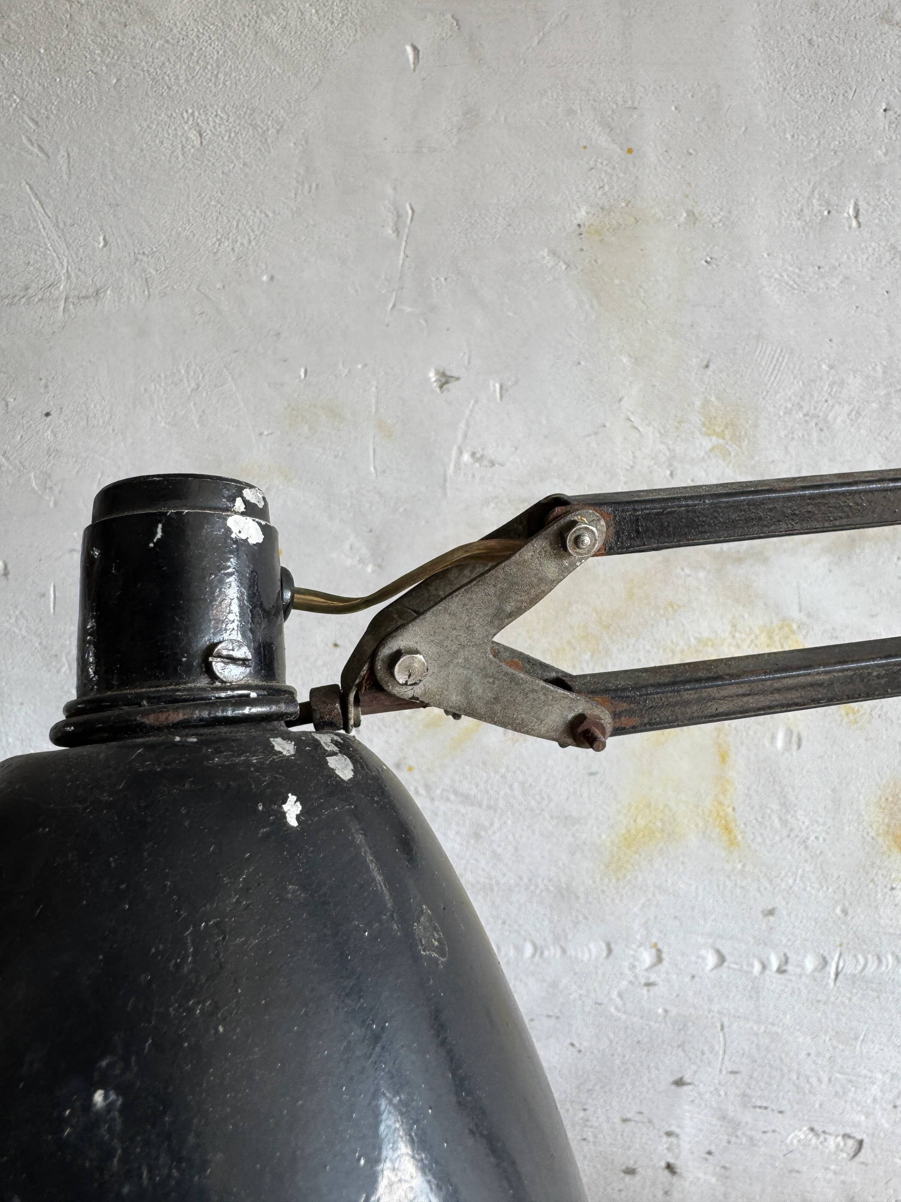 Lampe de bureau articulée de style industriel vintage en métal noir avec base en fonte et bras réglable