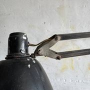 Vintage industrial articulated desk lamp in black metal with cast-iron base, adjustable arm