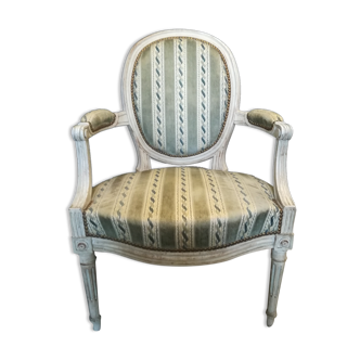 Fauteuil médaillon style Louis XVI patiné