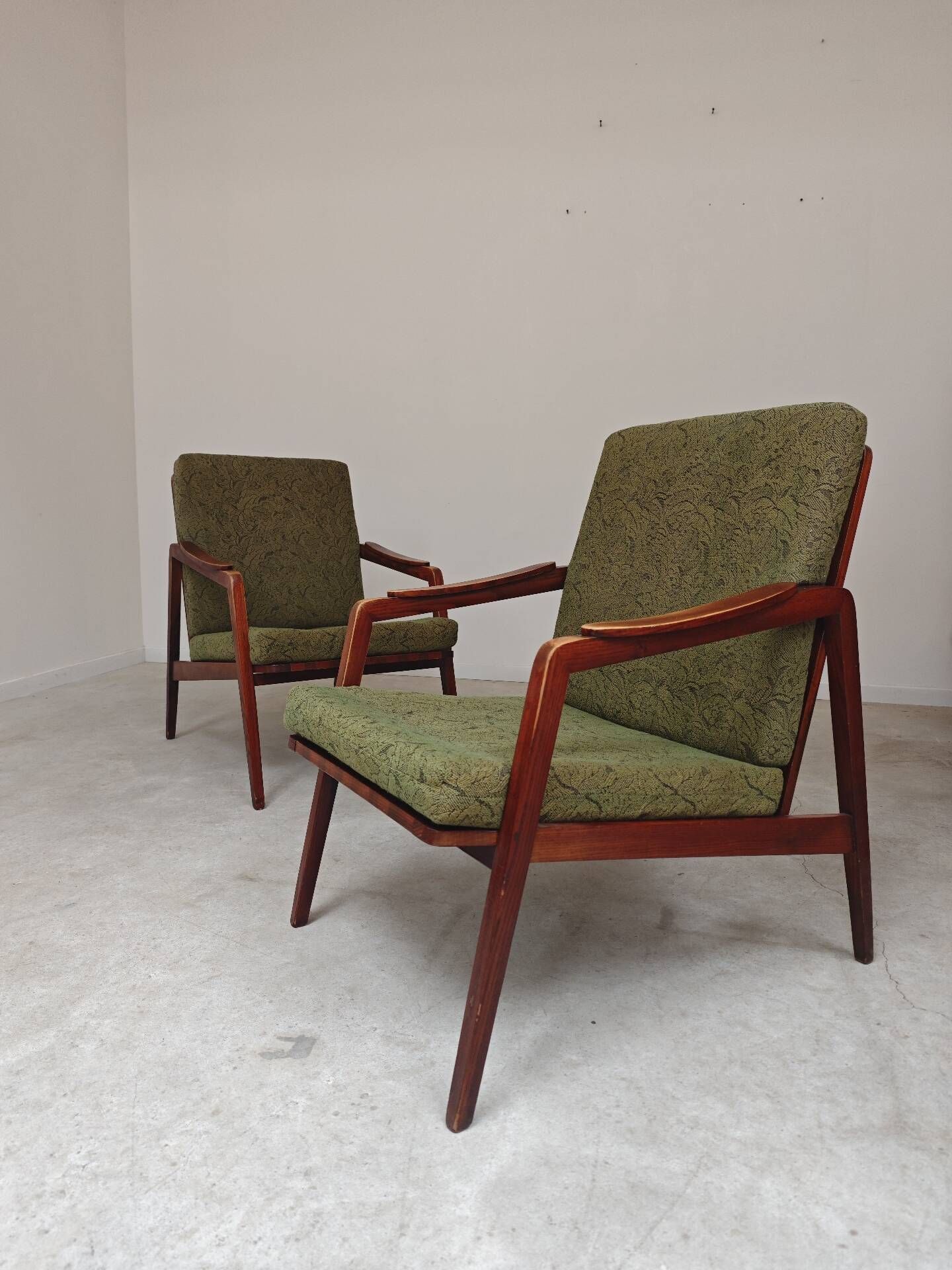 Pair of wooden armchairs Uluv green fabric 1960