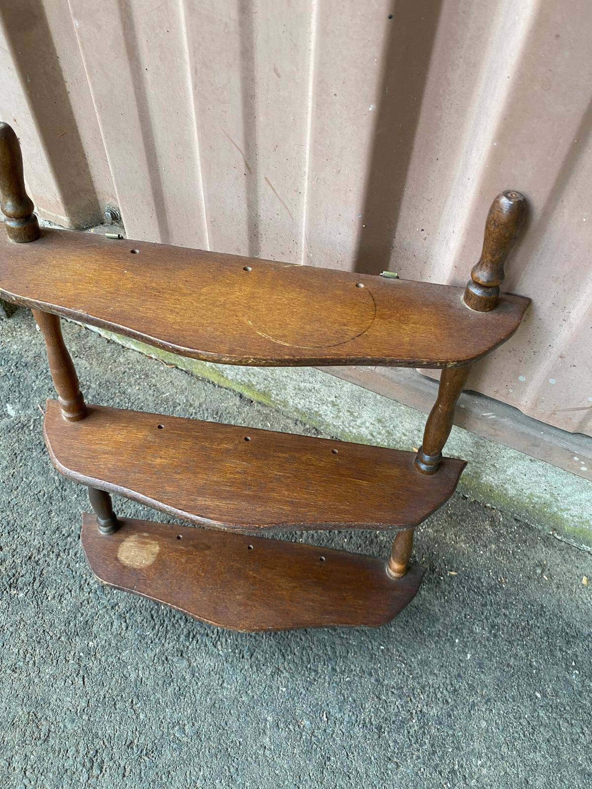 Étagère murale en bois tourné des années 50