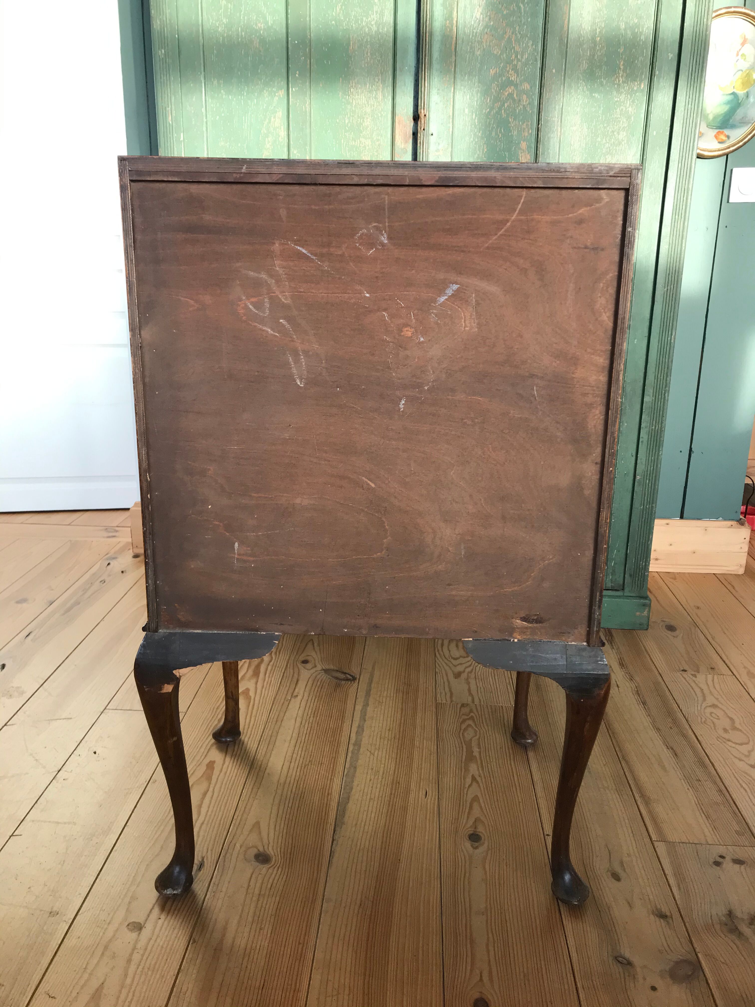 Mahogany English Scriban