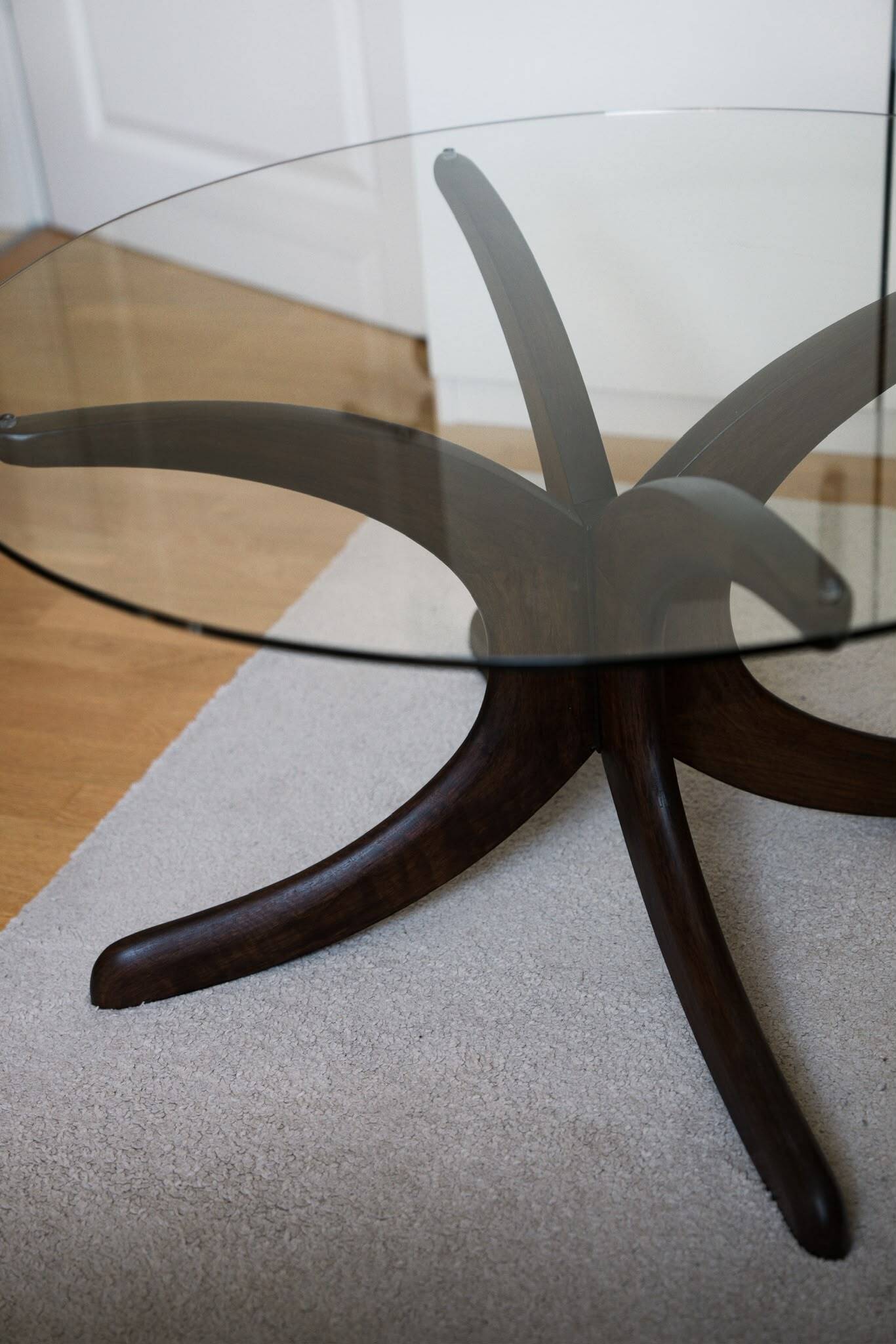 Table basse en verre et en bois
