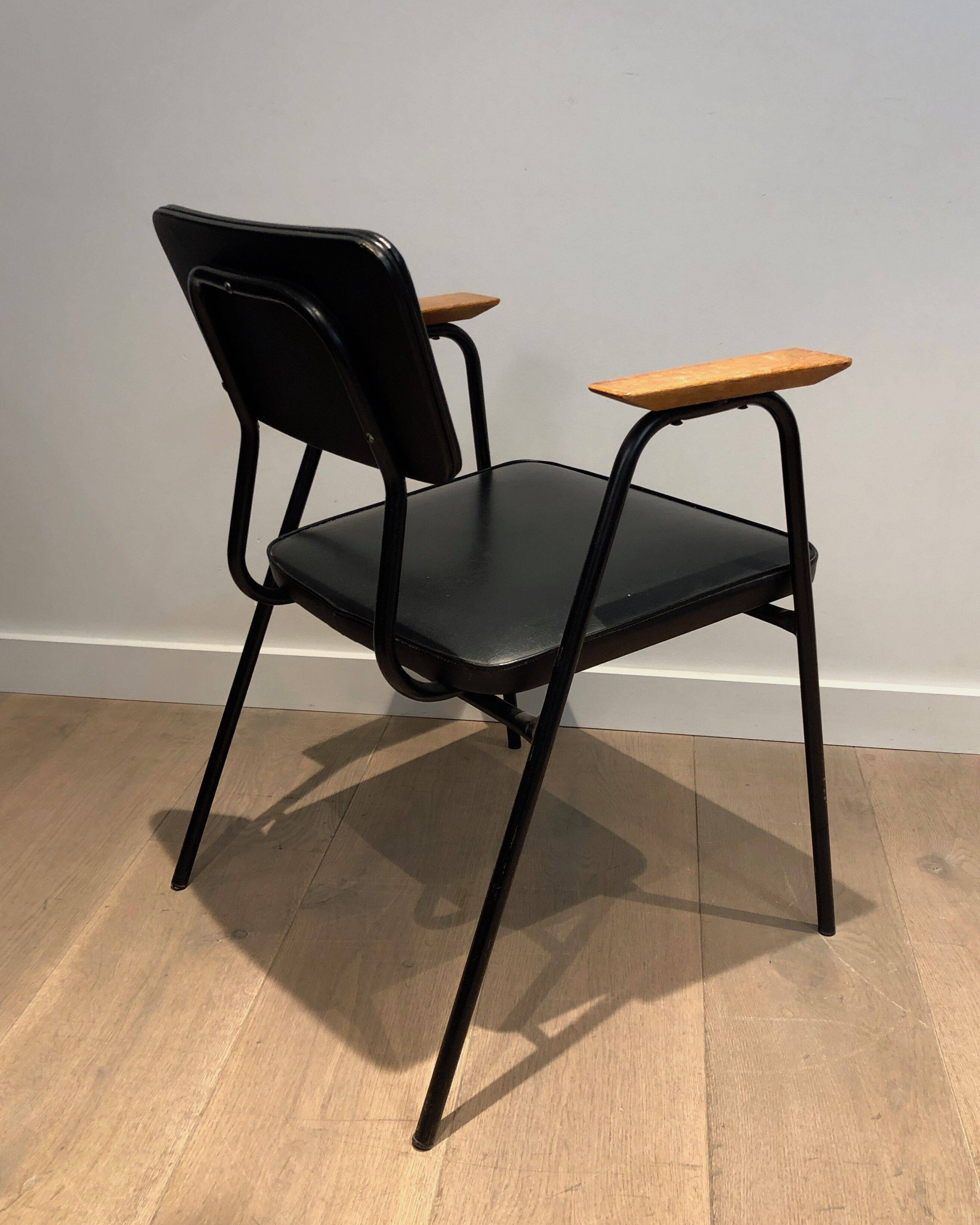 Paire de fauteuils laqués noirs modèle "M" de Pierre Guariche, vers 1950