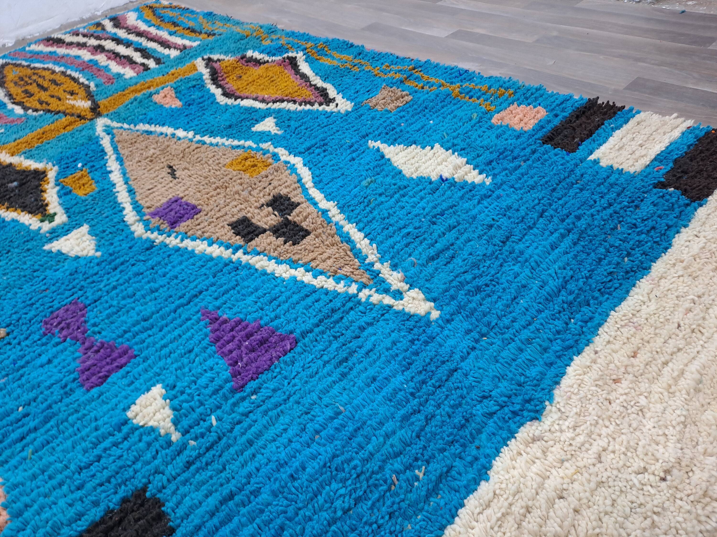 Large Moroccan rug made of natural wool, dimensions 250x150 cm, handmade.