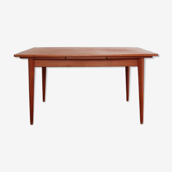 Extendable scandinavian table