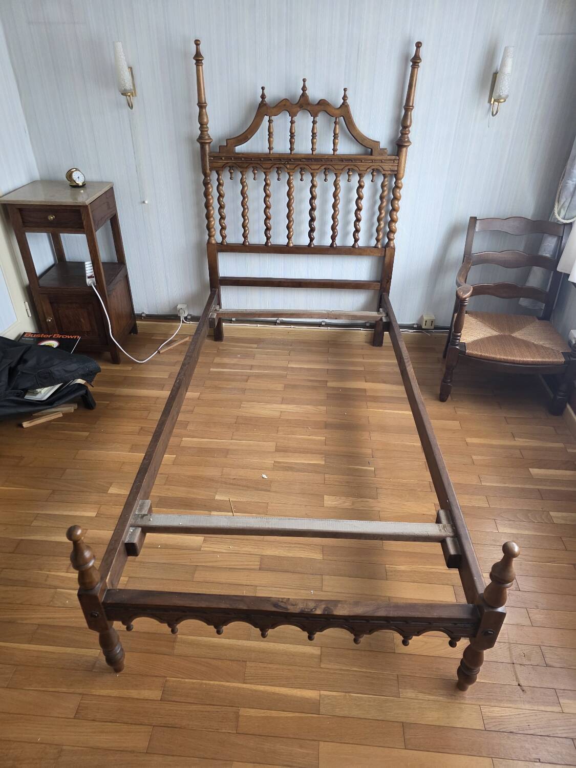 Paire de lits en bois sculpté