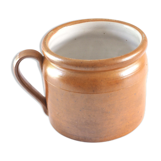 Stoneware pot with handle