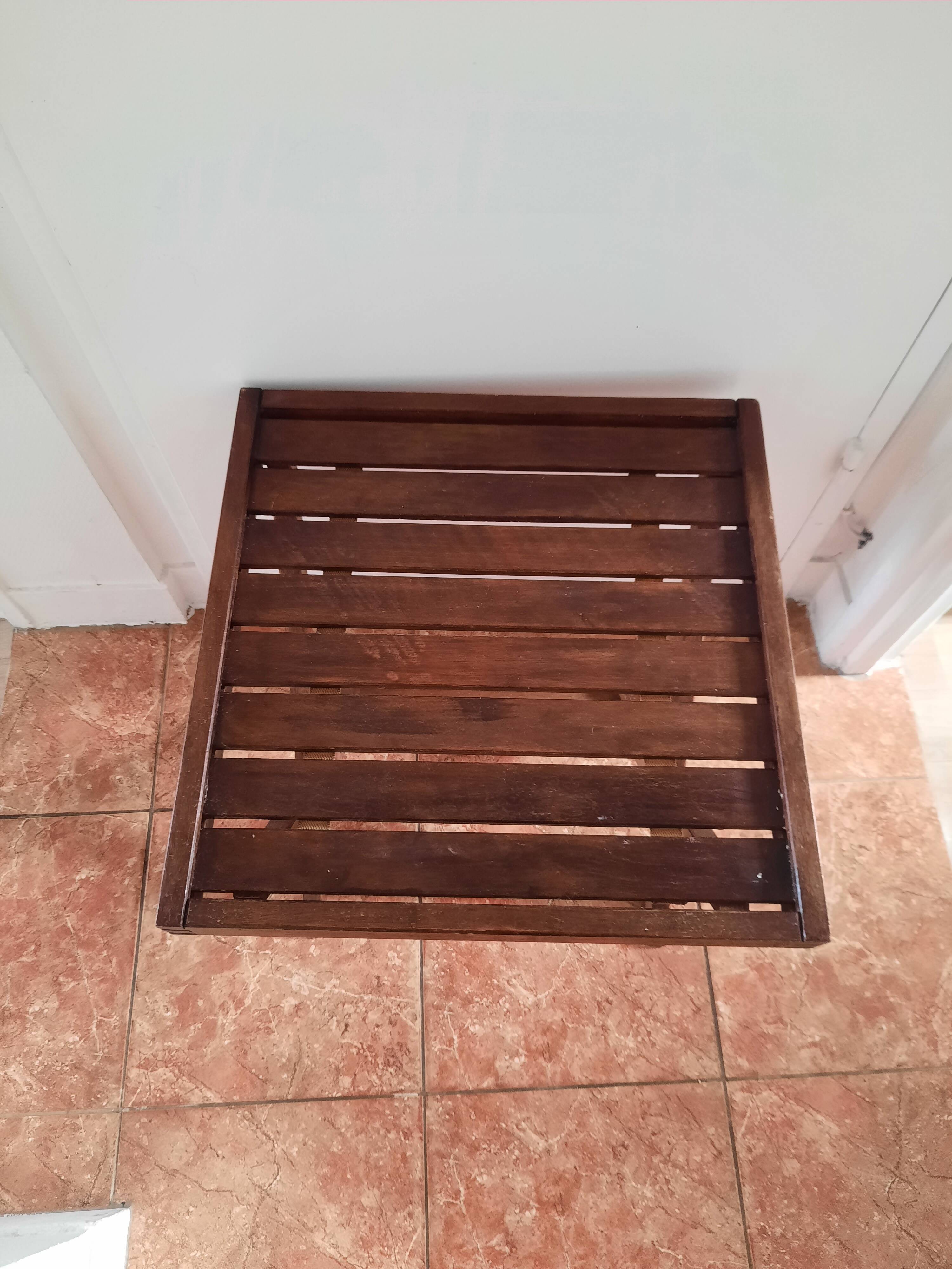 Folding coffee table