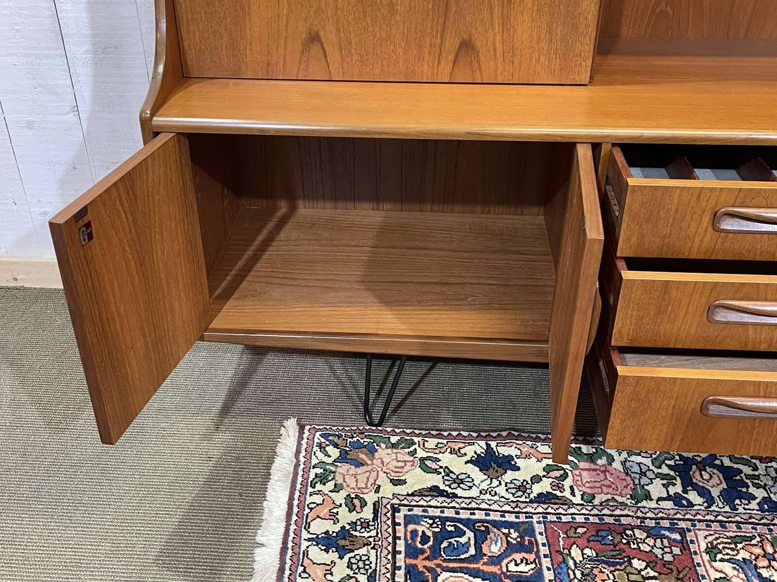 Enfilade Bar GPlan en teck des années 70 sur pieds compas