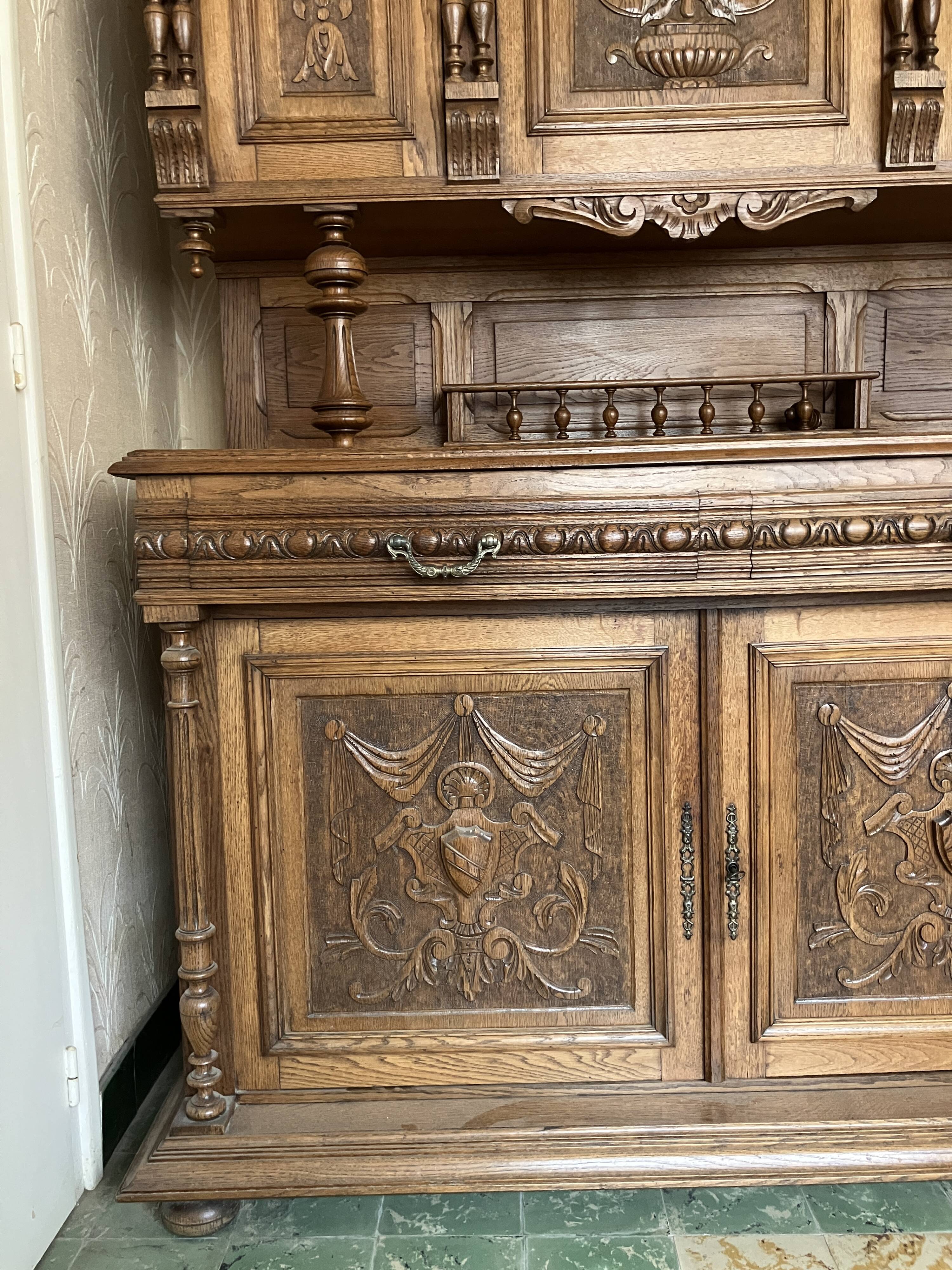 Buffet sculpté dans le style Henri II