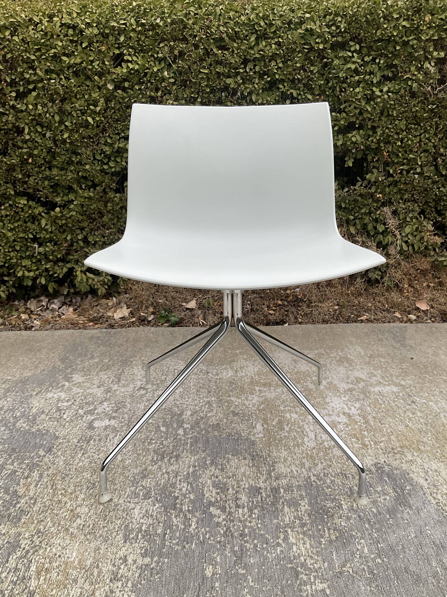 Chaise pivotante Catifa édition Arper par Lievore Alther