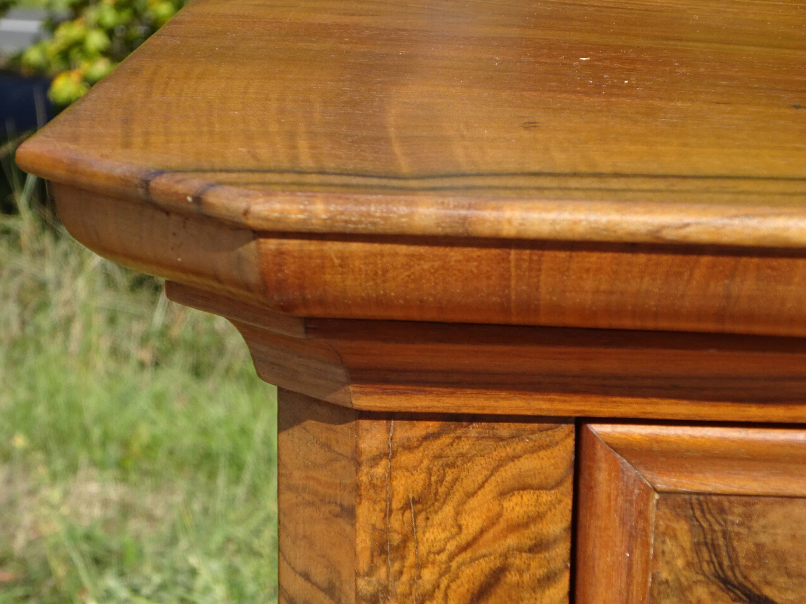 Commode en noyer et ronce de noyer style Louis Philippe