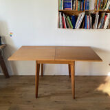 Table depliante carrée, pieds compas