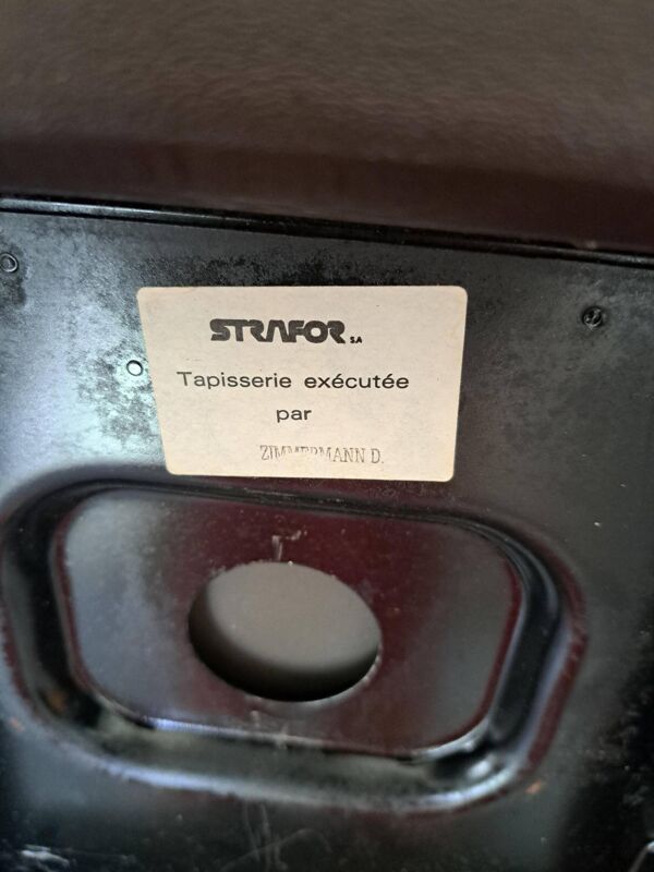 Fauteuil édité par Strafor
