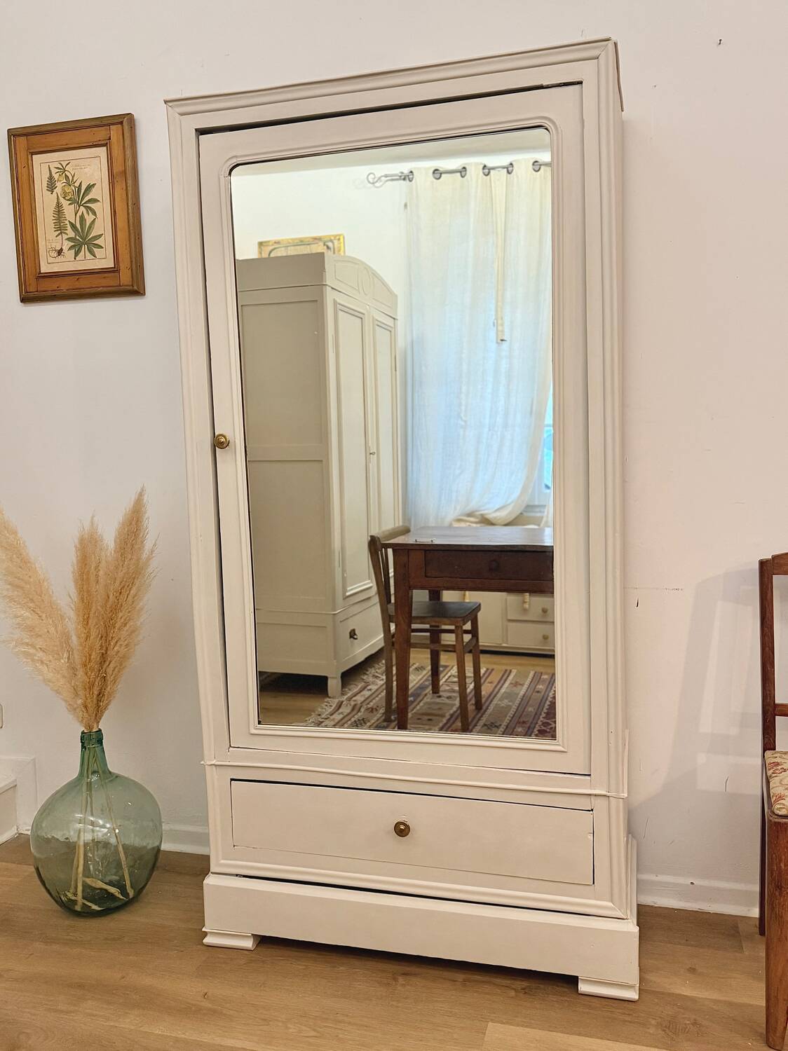 Parisian hosiery cabinet