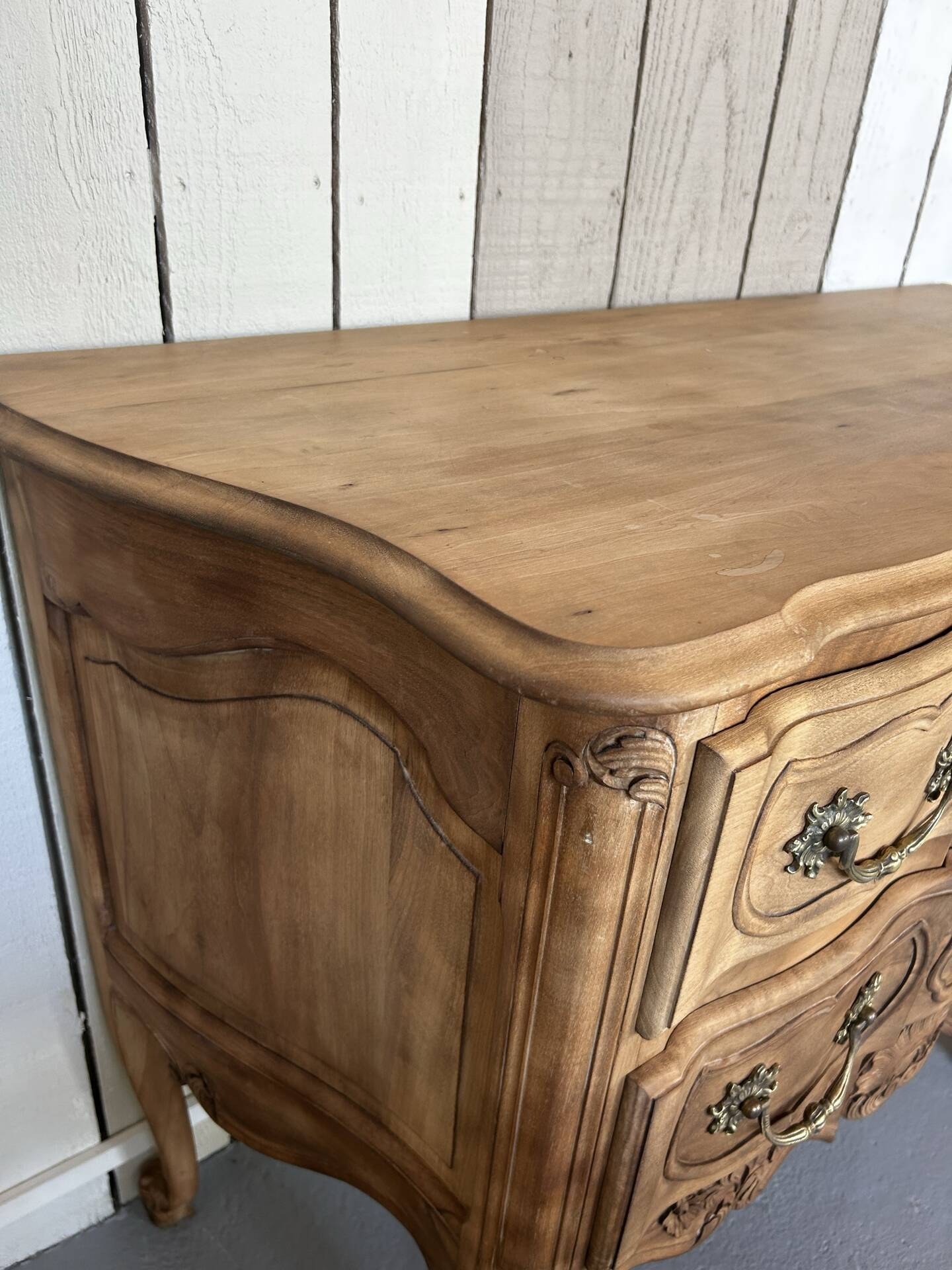 Commode sauteuse de style Louis XV en merisier massif