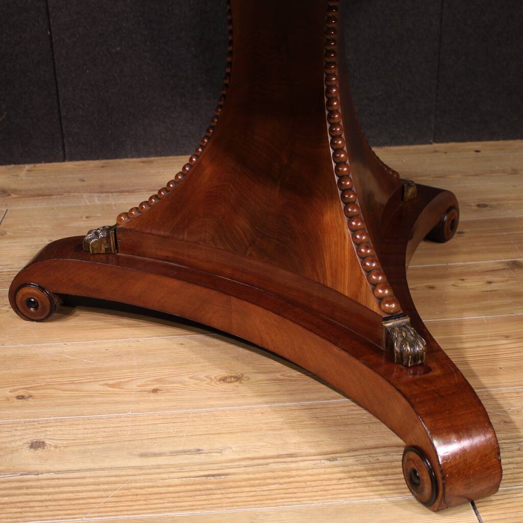 Grande table en acajou du XXe siècle