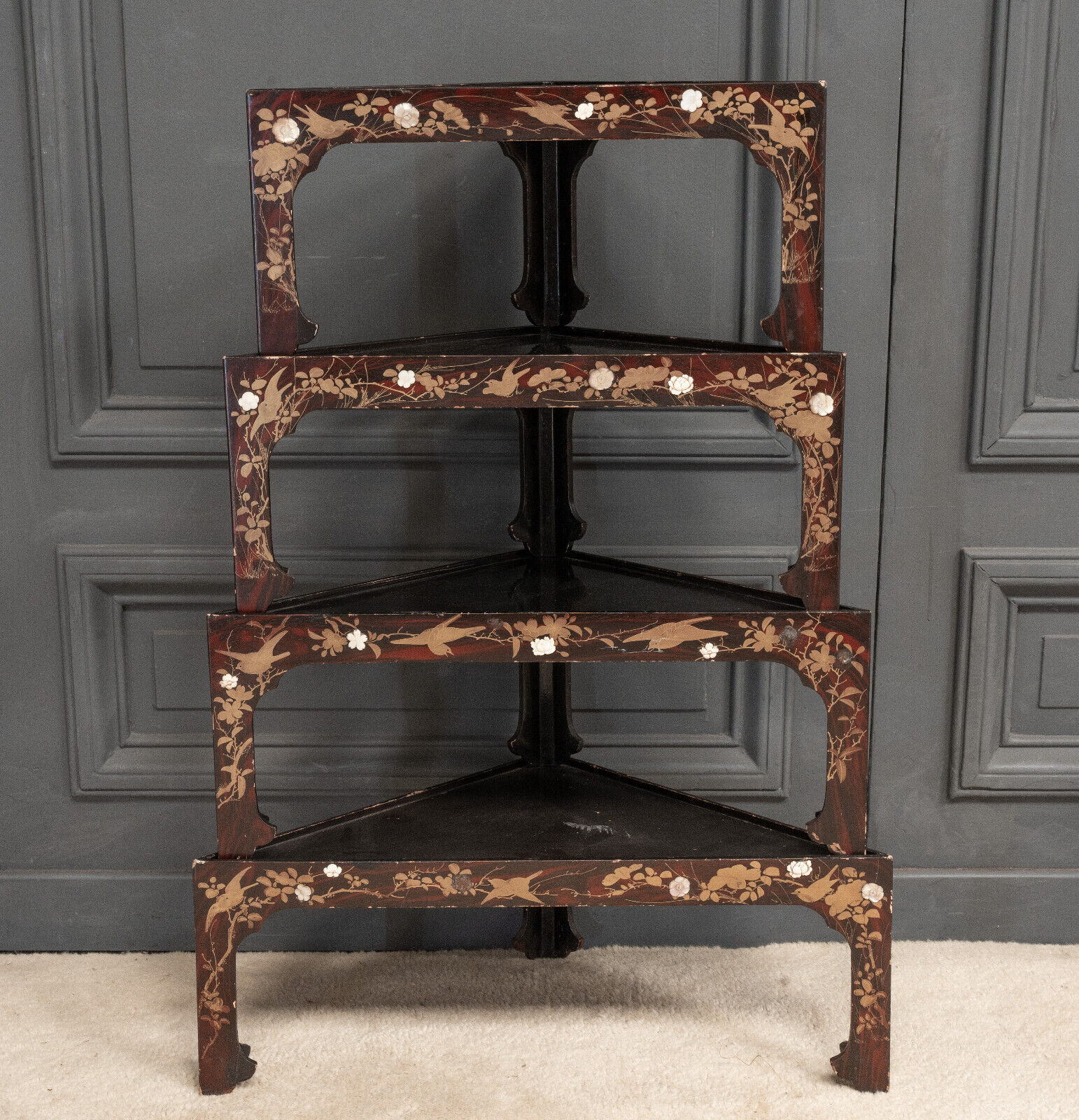 Corner shelf of China lacquer red background decoration golden highlights XXth