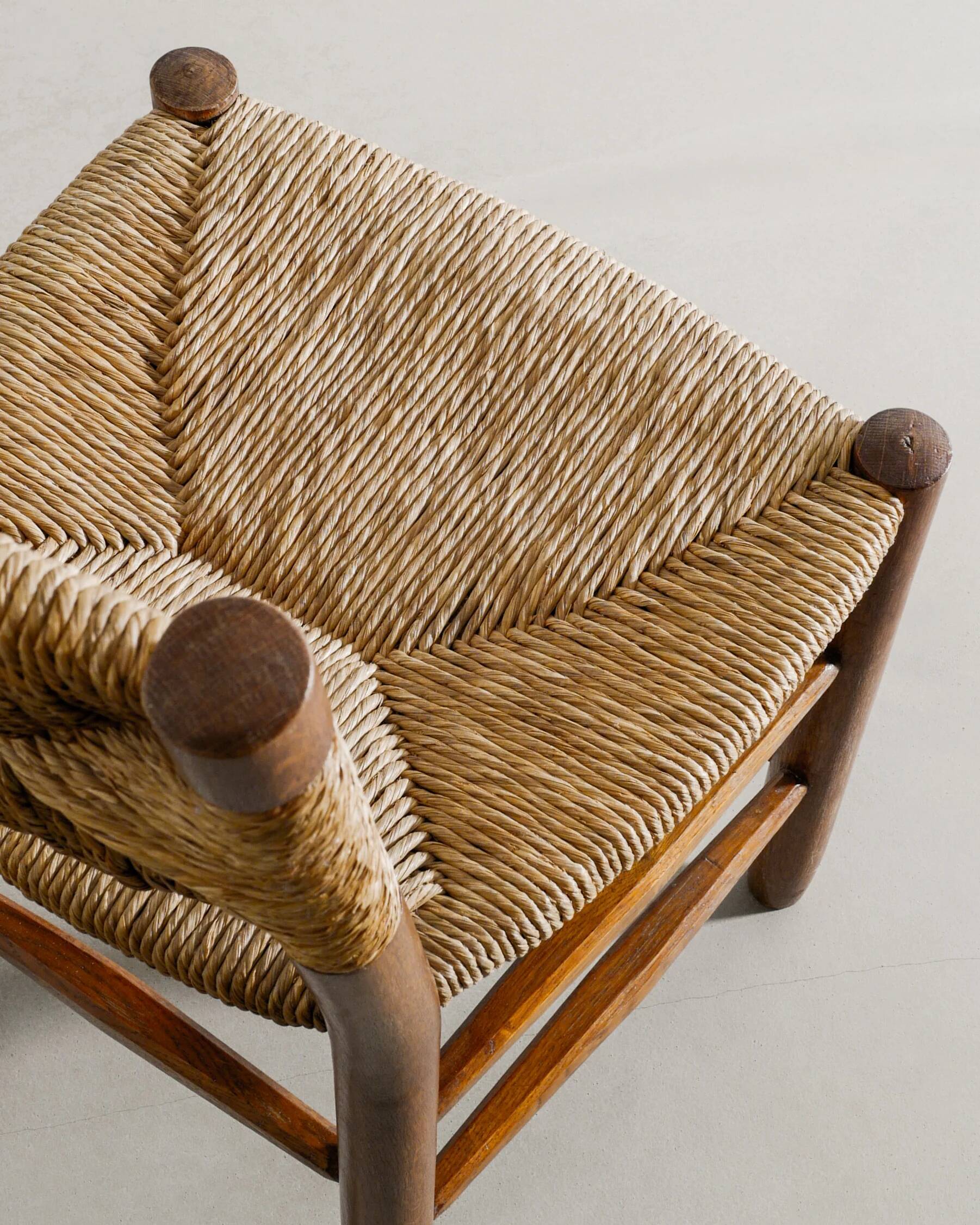 Chaises de salle à manger françaises en bois « N 19 » du milieu du siècle par Charlotte Perriand, années 1950