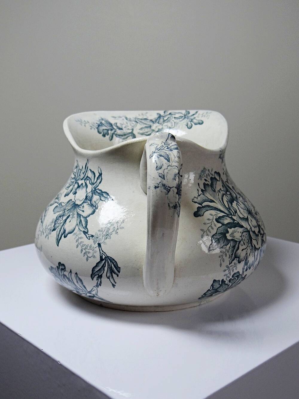 Toilet bowl Terre de Fer "Floréal", Givors pottery, 19th-century floral decoration.