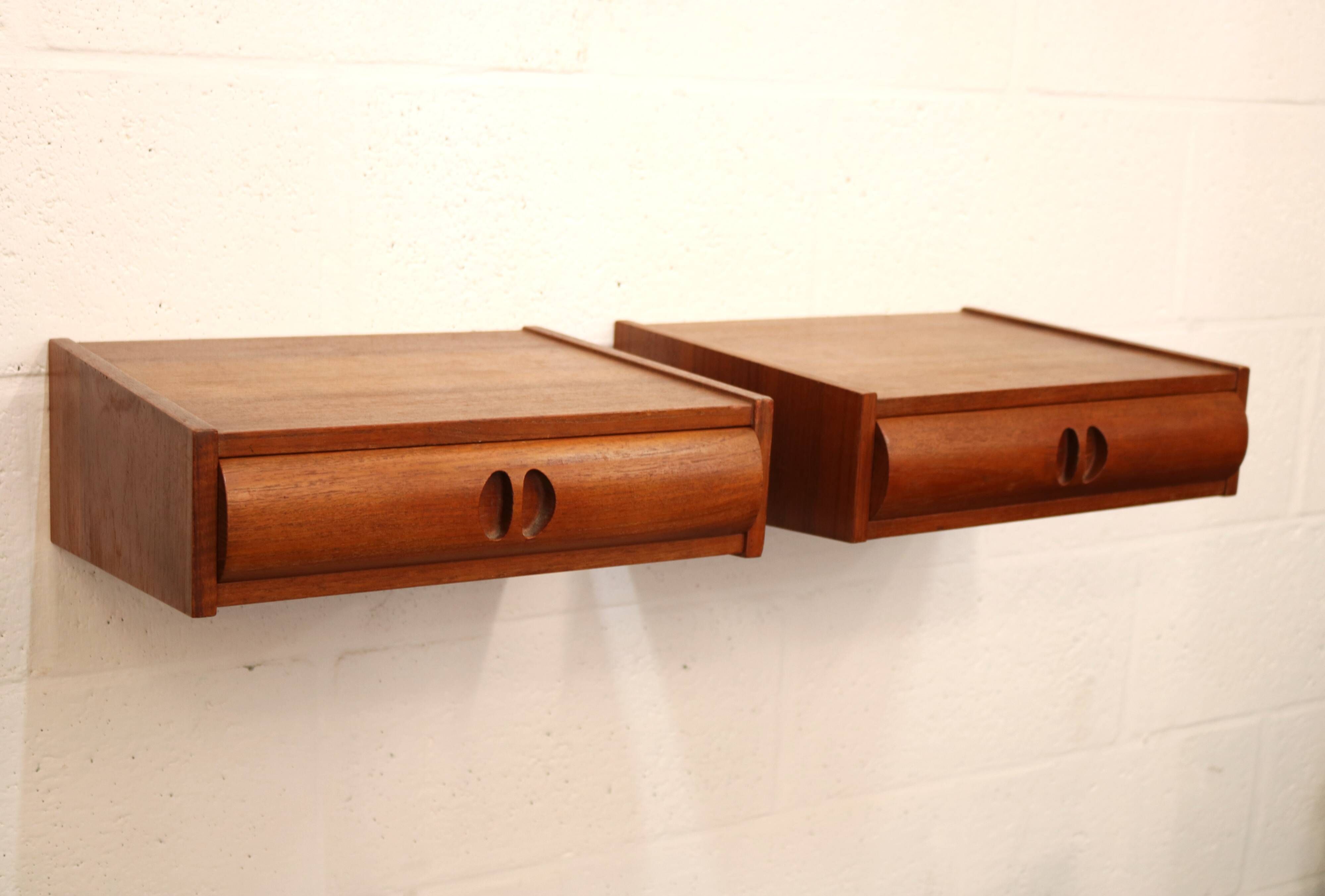 Set of vintage floating nightstands in teak with drawers *** Denmark 1970