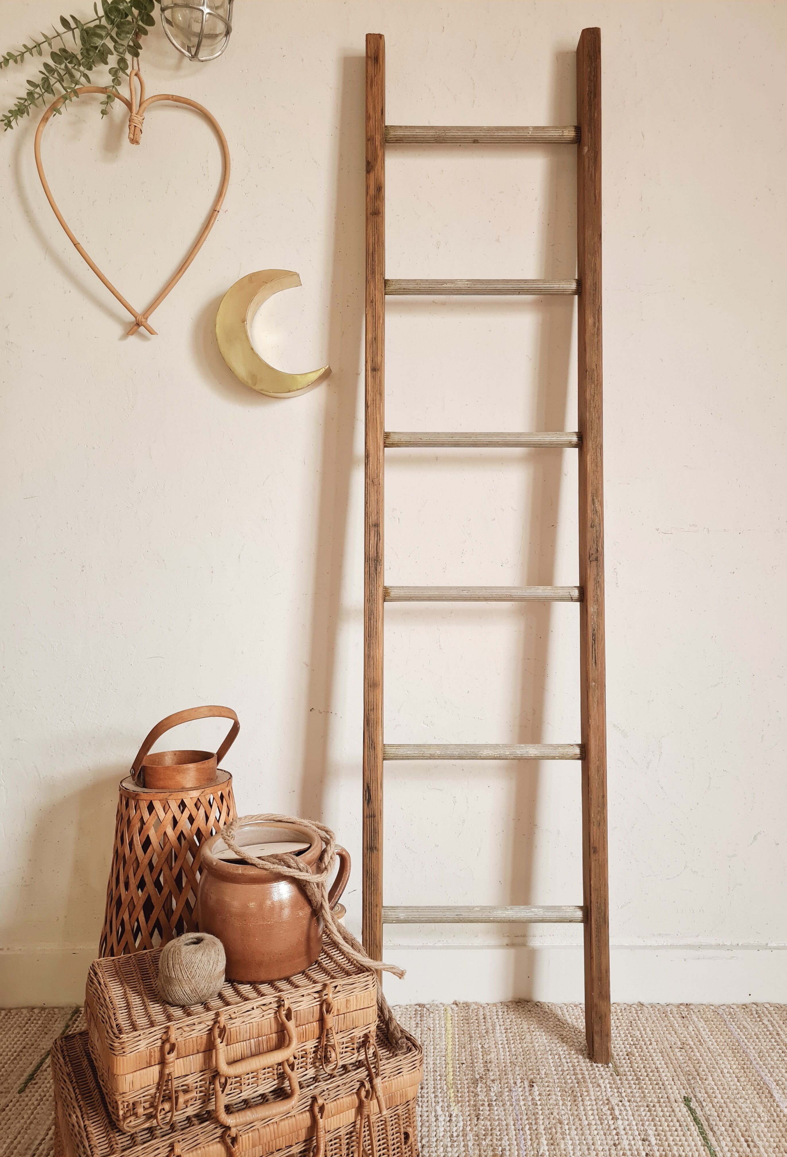 Old scale in wood and metal