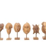 Six masques Africains soclés à poser en bois, années 70