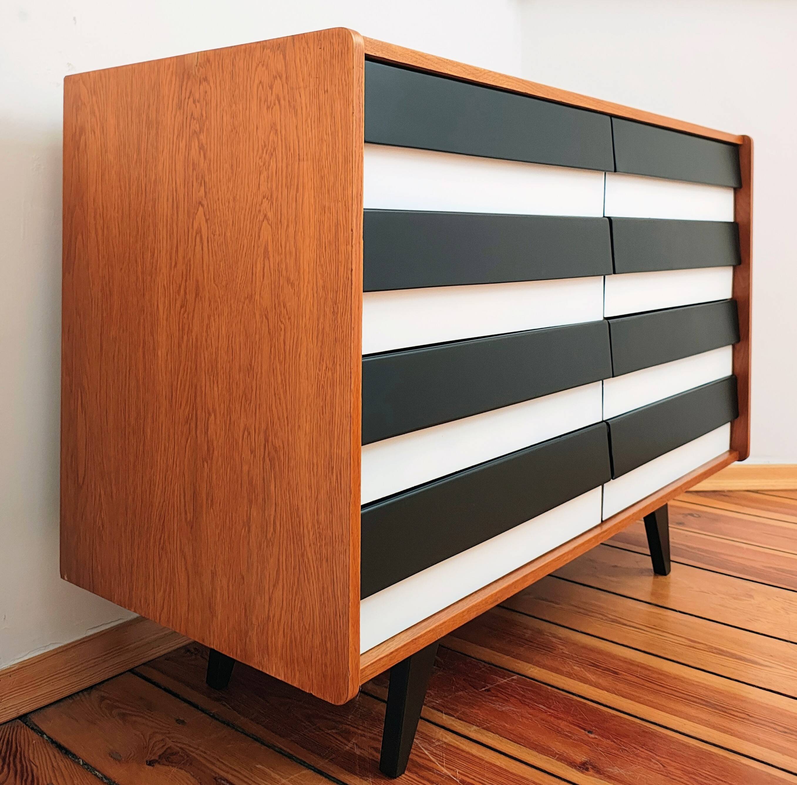 Commode tchécoslovaque par Jiří Jiroutek pour Cesky Nabytek, années 1960.